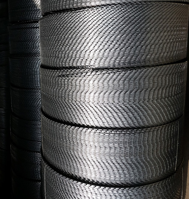 Compacted packing of blade concertina wire coils