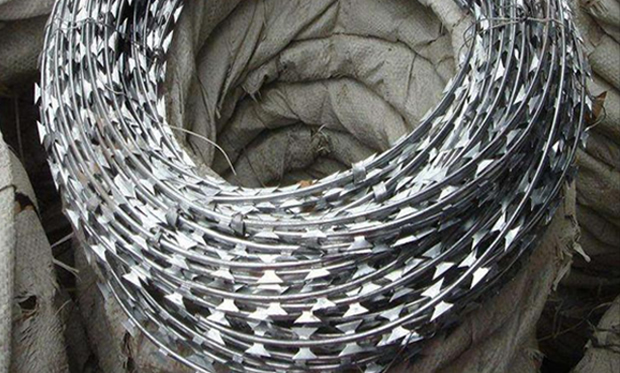 Razor wire binding in rolls