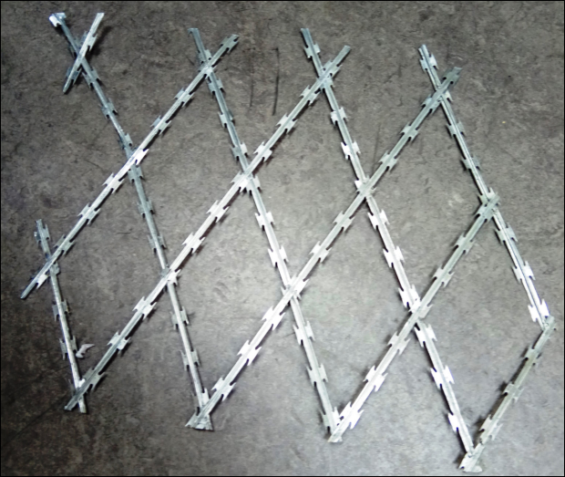 Rhombos welded razor wire fence