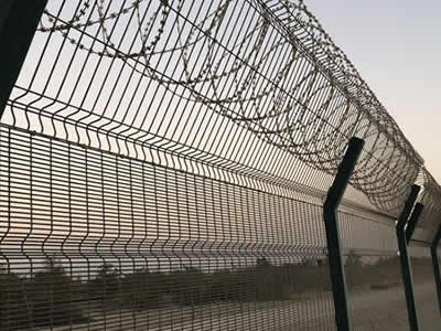 BTO 22 concertina razor wire and welded mesh security fence